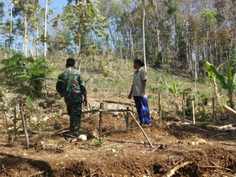 SATGAS TMMD 106 TINJAU BAKAL RUMAH YANG AKAN DI BANGUN