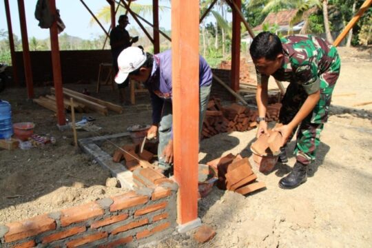 Demi Membantu Warga Desa, Satgas TMMD Harus Serba Bisa