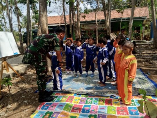 Satgas TMMD Ajarkan Cara Hormat Bendera yang Benar kepada Siswa PAUD