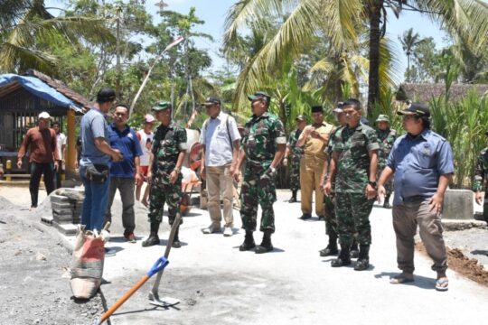 Tim Dispenad Cek lansung Pengerjaan Jalan di Lokasi TMMD
