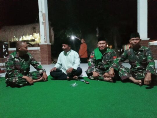 Katim Bintal TMMD 106 asyik berbincang dengan Tokoh Adat