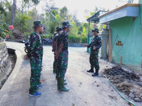 Mulai Bekerja, Bati Bakti TNI Kodim 0802 Arahkan Pekerjaan Rehab Masjid TMMD ke-106
