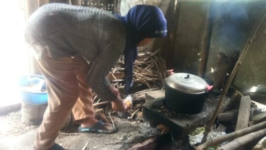 Siapkan Makan Untuk Satgas TMMD, Semangat Mbah Riwen Tidak Pernah Pudar.