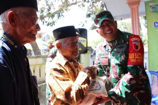 Keceriaan Warga Saat Menerima Baksos TMMD 106