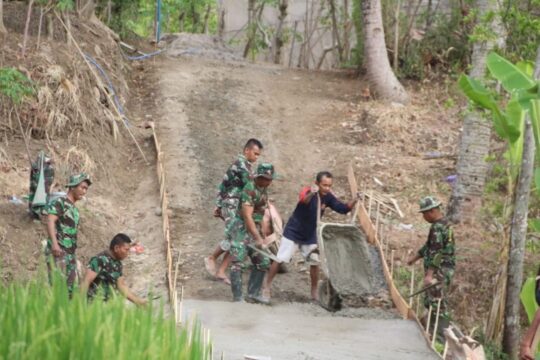 Awali Hari, Prapto Bantu Usung Material Rabat Jalan