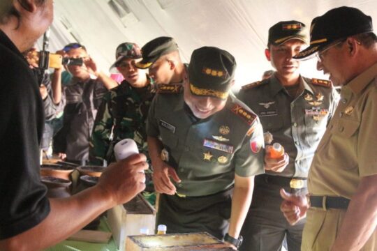 Danrem 081/Dsj Beserta Rombongan Kunjungi Stand Pameran Produk Unggulan Kec. Sooko