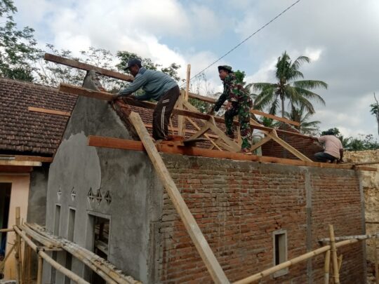 Pemasangan Kuda-kuda RTLH Bapak Riyono kini dikerjakan pada TMMD 106