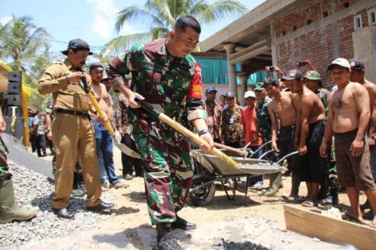 Dandim 0818 Terjun Langsung dalan TMMD 106
