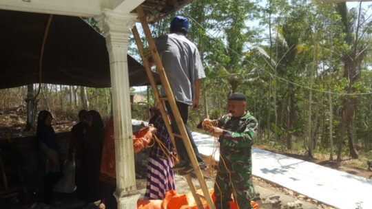 Satgas TMMd 106 Membantu Proses Pemakaman Warga yang Meninggal Dunia