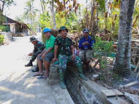 Peltu Anang Dengarkan Curhatan Pak Sukemi Di Sela-Sela Istirahat Membangun Masjid
