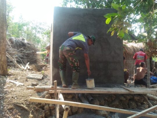 Jamban Pak Warino mulai Tahap Pemelesteran dinding