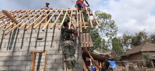 Atap Rumah Milik Bapak Boyani Dipasang