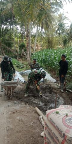 WARGA TERHARU TERNYATA  PAK TNI, PANDAI MENCAMPUR LULUHAN , SATGAS TMMD 106 LANJUTKAN PLENGSENGAN IRIGASI