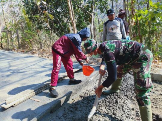 Kompak, anggota Satgas TMMD ke 106 Bersama Warga Siapkan Sasaran Kerja
