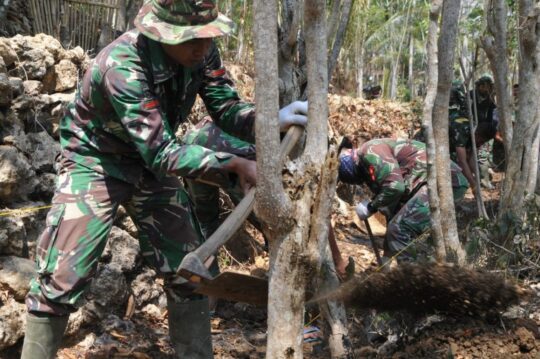 Rintangan Akar dan Batang Kayu terus digempur oleh satgas dalam plengsengan TMMD 106 Kodim 0818