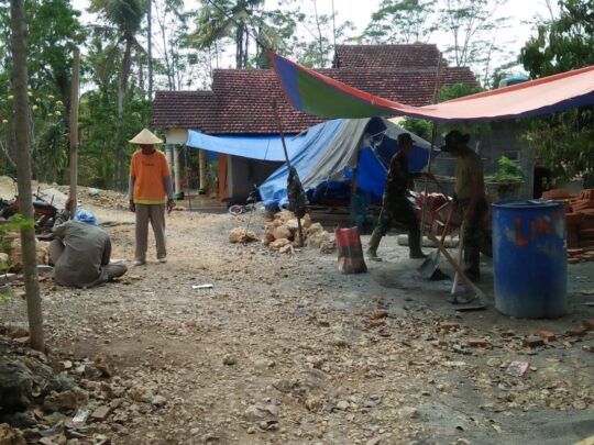 TENDA TENDA MENGHIASI TMMD REG KE 106 KODIM 0818 MALANG – BATU