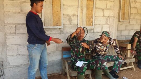 Bati Bakti TNI Kodim 0802 Ajari Warga Atasi Kerusakan Mesin Diesel