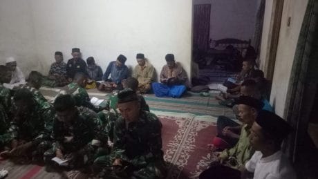 Manunggal, Anggota Yonif 511/DY Satgas TMMD ke-106 Baca Surat Yasin Bersama Warga Desa Sooko