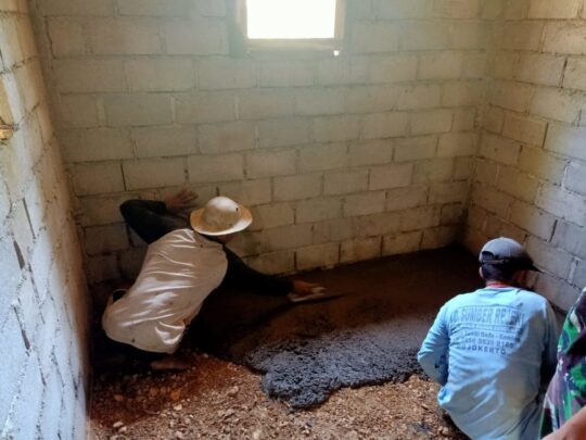 Mumpung cuaca cerah, plester rumah pak Siyono