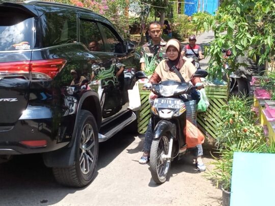Satgas TMMD Bantu Penjual Sayur Lintasi Jalan Sempit di Lokasi TMMD 106 Kodim Cilacap