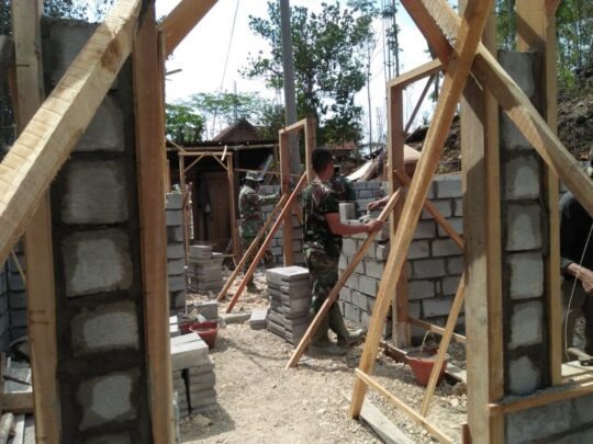 Kejar Target RTLH TMMD 106,TNI Serius Pasang Batako.