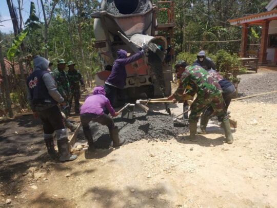 PEMANDANGAN WARGA DAN SATGAS BEREBUT COR DARI JAVA MIC