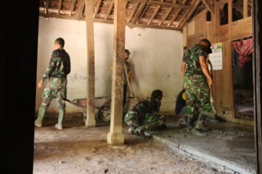 Anggota Satgas TMMD ke 106 Perbaiki Rumah Senen