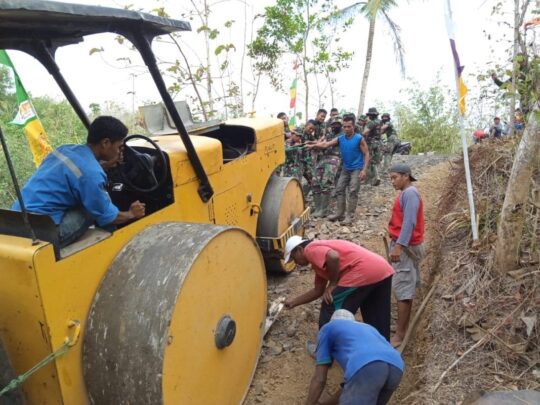 Satgas TMMD Bersama Warga Dengan Semangat Tinggi, Tarik Alat Berat Ratakan Jalan Menanjak