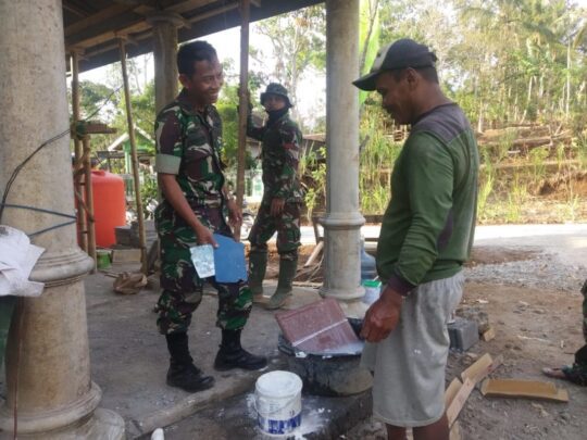 Sikap Rendah Hati Pasiter Satgas TMMD Ikut Kerja Plamir Rehab Musholla