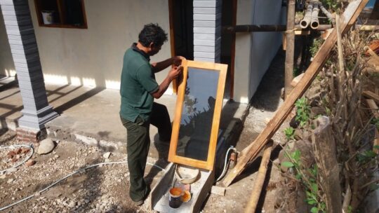 Daun Pintu dan Jendela Rumah Mbah Plendik Mulai Dipasang Oleh Satgas TMMD ke 106