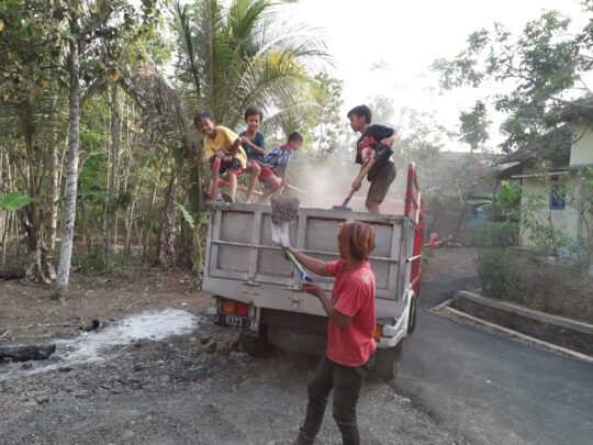 Anak-Anak Desa Cilibang Tak Kalah Gesit dengan Orang Tua Bantu Pengerjaan TMMD 106