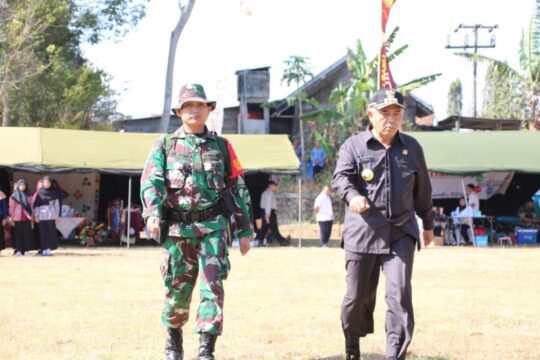 Bupati Memeriksa Satgas TMMD Reg 106 Bersama Danki Satgas