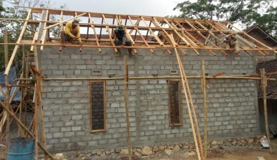 Satgas TMMD Reg 106 Pasang Usuk Atap Rumah Pak Aripin