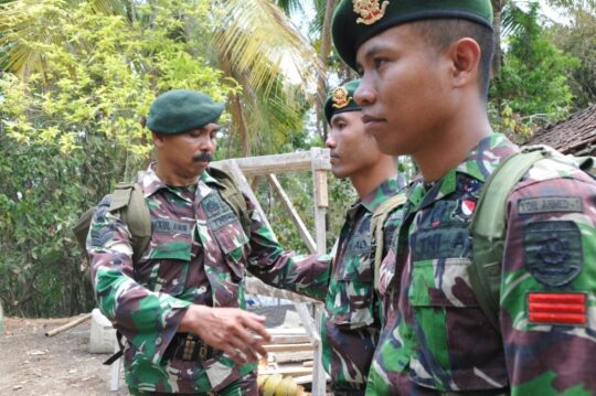 Sertu Amin Melaksanakan Pengecekan Kesiapan Penutupan TMMD ke-106 Kodim 0818 kepada Anggotanya