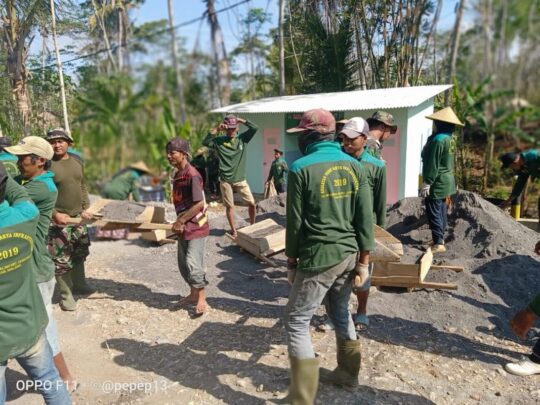 Kompak, semangat, guyup yang terlihat Suasana, Pengecoran Jalan pada TMMD 106 Kodim 0818