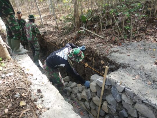 Keahlian bapak TNI dalam menata batu