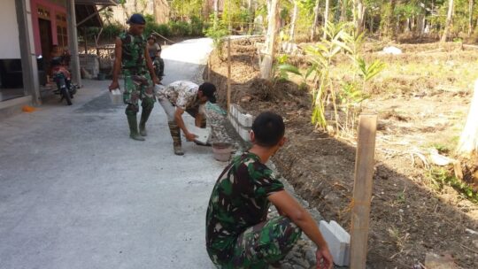 Anggota Satgas TMMD ke 106 Bantu Suyatmono Bangun Jembatan Depan Rumahnya