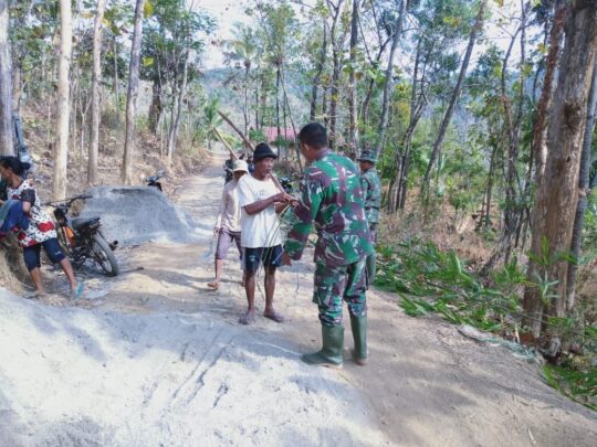Mbah Miselan Akrab Dengan Anggota Satgas TMMD
