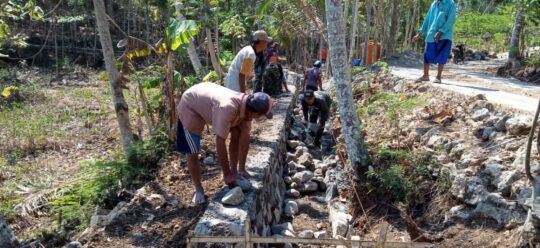Pekerjaan Pembangunan Plengsengan Saluran Irigasi Di Desa Kedungsalam Masih Berlanjut