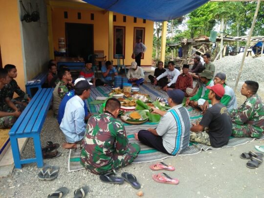 SATGAS TMMD KE 106 KODIM 0818 HADIRI KENDURI SELAMATAN, AKRAB DENGAN WARGA
