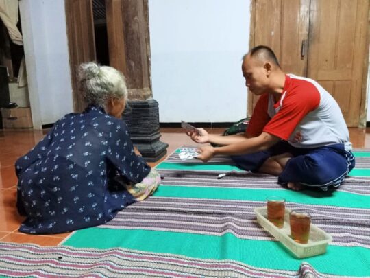 Sakit Mbah Klumpuk Pun Reda Diobati Anggota Satgas TMMD ke 106