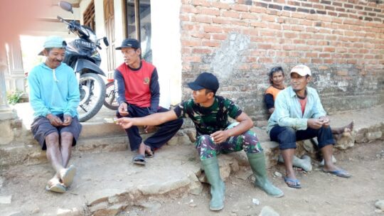 Akrab, Anggota Satgas TMMD ke 106 Dengan Warga Desa Sooko