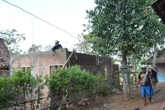 Turut Gembira Rumah Tetangganya Diperbaiki, Misni Antusias Membantu