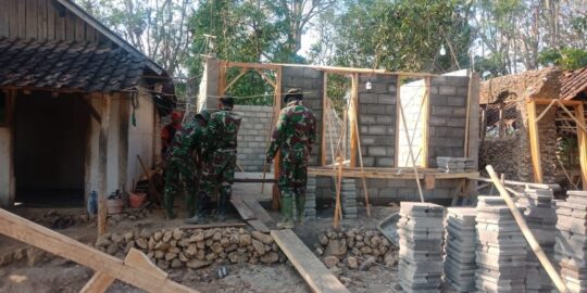 ANGGOTA SATGAS TMMD 106 DUKUNG MATERIAL KAYU KE SASARAN