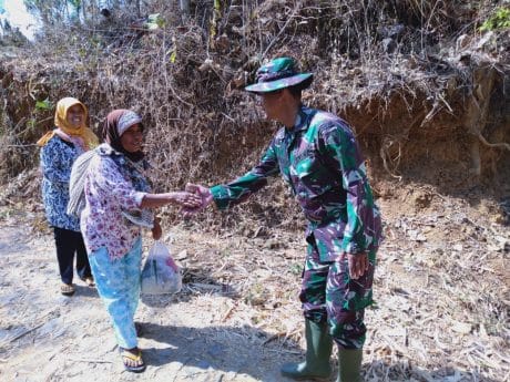 Akrab, Danton TMMD ke-106 Sapa Mbok Soinem