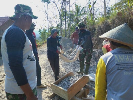 Krisnawati Ngotot Ingin Bantu Satgas TMMD ke 106