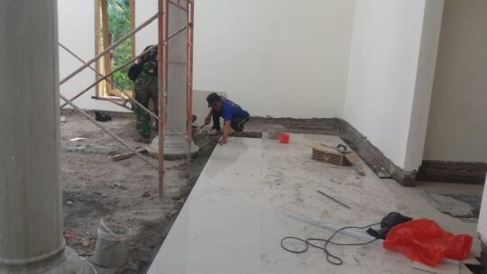 Pasangan Keramik Lantai Masjid Al Huda Dipastikan Hari Ini ‘Rampung’