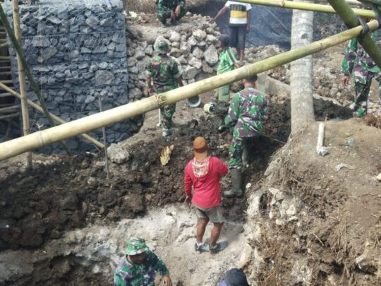 PEMBUATAN BRONJONG TANGGUL PENAHAN TANAH YANG SUDAH BERBENTUK DAN TINGGI