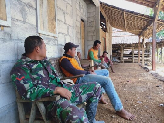 Petani Di Desa Sooko Curhat Kepada Anggota TMMD ke 106