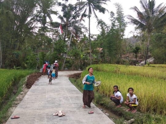 Anak-Anak Pun Manfaatkan Hasil Kegiatan TMMD ke 106 Untuk Bermain